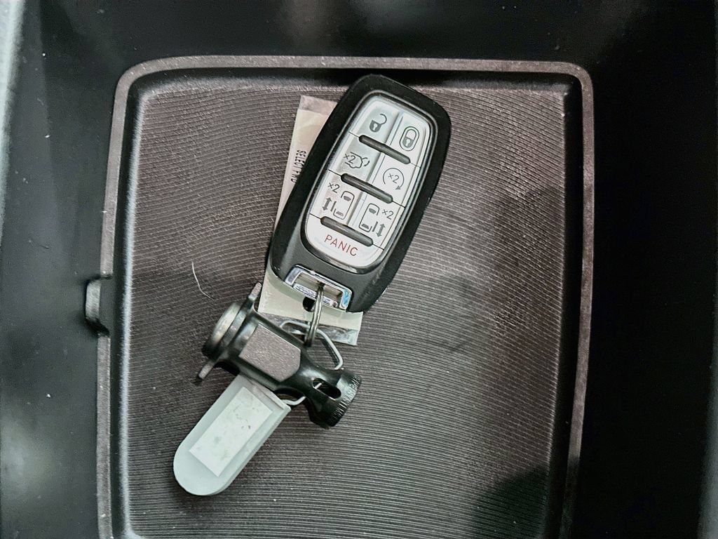 Used 2025 Chrysler Pacifica Select FWD image 33