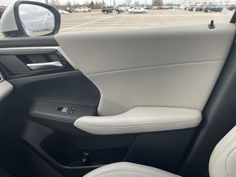 Used 2025 Mitsubishi Outlander SE image 32