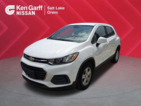 Used 2022 Chevrolet Trax LS w/ Tint and Cruise Package FWD image 1