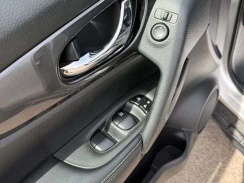 Used 2018 Nissan Rogue SV AWD/4WD image 21