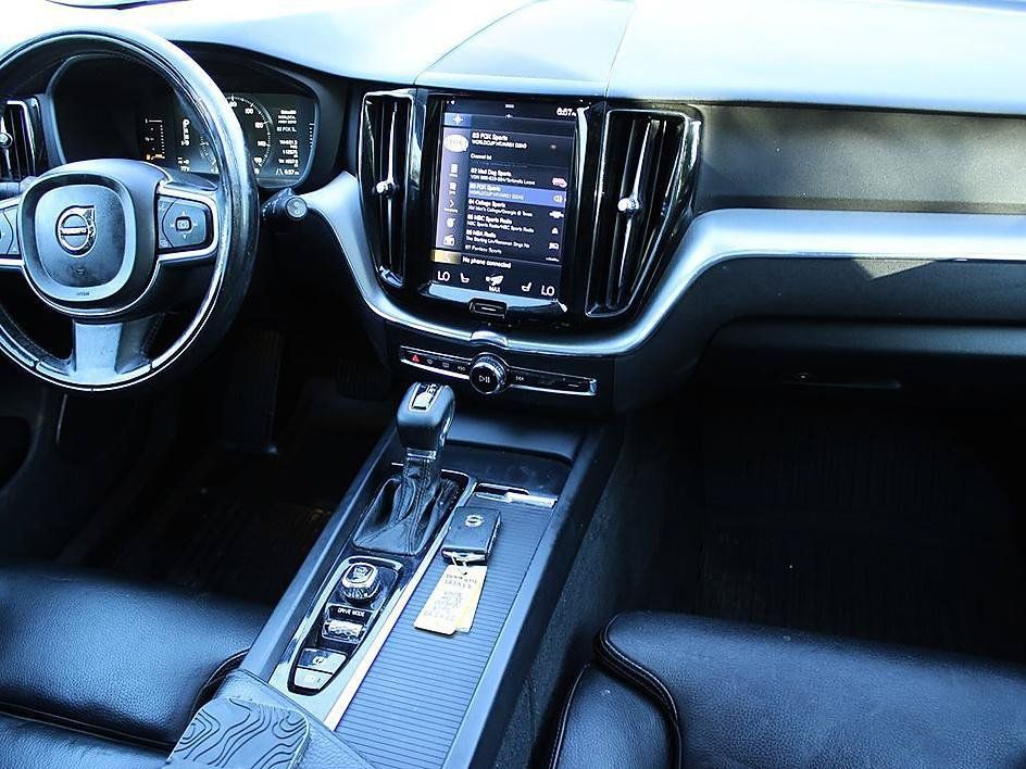 Used 2019 Volvo XC60 T5 Momentum w/ Premium Package FWD image 16