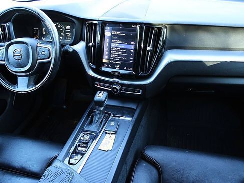 Used 2019 Volvo XC60 T5 Momentum w/ Premium Package FWD image 16
