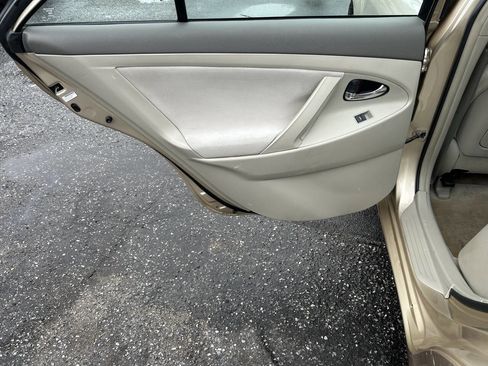 Used 2010 Toyota Camry LE FWD image 23