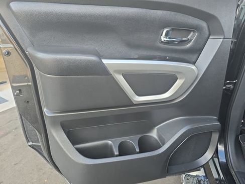 Used 2019 Nissan Titan SV w/ SV Convenience Package image 16
