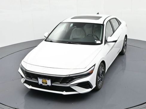 Used 2024 Hyundai Elantra Limited image 25