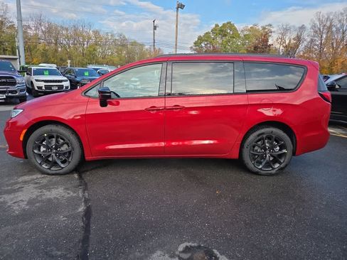 New 2026 Chrysler Pacifica Limited w/ S Appearance Package image 7