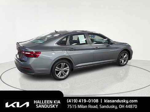 Used 2023 Volkswagen Jetta SE FWD image 6