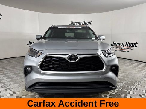 Used 2024 Toyota Highlander XLE AWD/4WD image 3