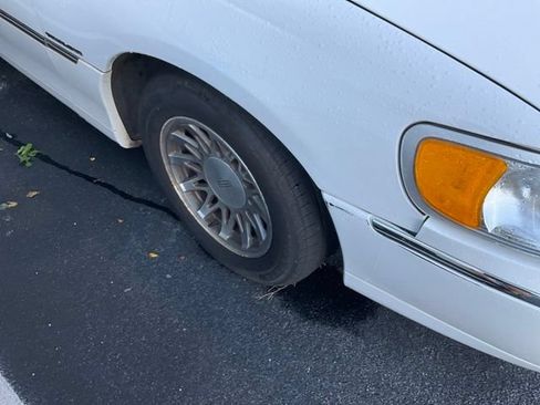 Used 2002 Lincoln Town Car Signature RWD image 3