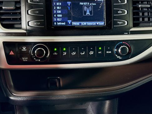 Used 2017 Toyota Highlander LE AWD/4WD image 16