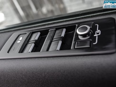 Used 2019 Land Rover Discovery SE image 11