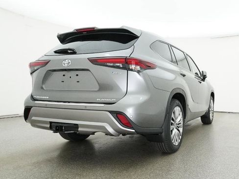 New 2026 Toyota Highlander Platinum image 92