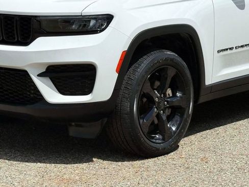 Used 2023 Jeep Grand Cherokee Altitude AWD/4WD image 10