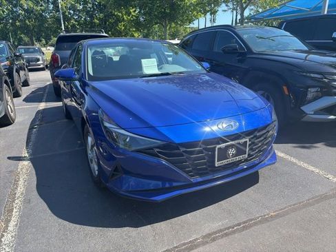 Used 2023 Hyundai Elantra SE FWD image 2