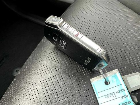 Used 2024 Kia Carnival LX FWD image 14
