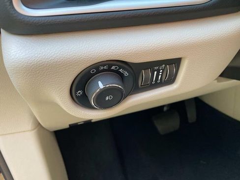 Used 2024 Chrysler Pacifica Touring-L FWD image 17