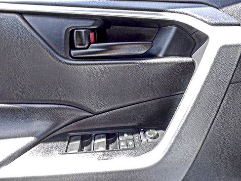 Certified 2021 Toyota RAV4 LE AWD/4WD image 11