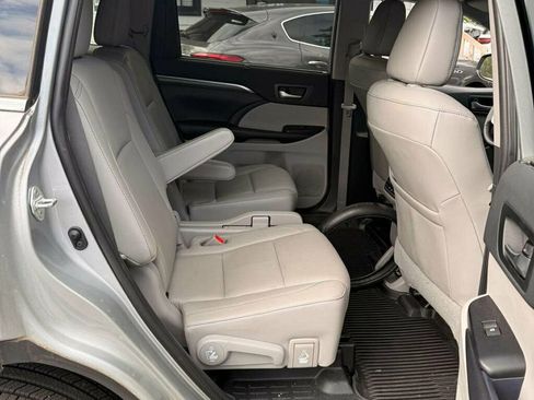 Used 2019 Toyota Highlander Limited Platinum AWD/4WD image 3