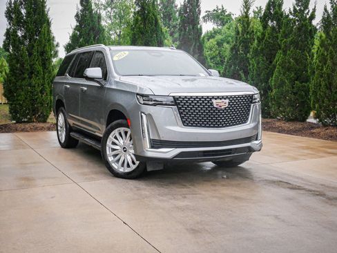 Used 2024 Cadillac Escalade Luxury AWD/4WD image 2