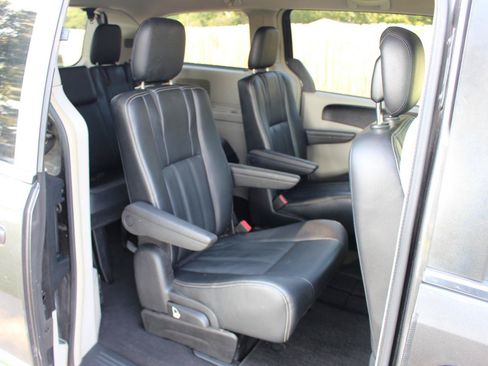 Used 2016 Chrysler Town & Country Touring FWD image 34