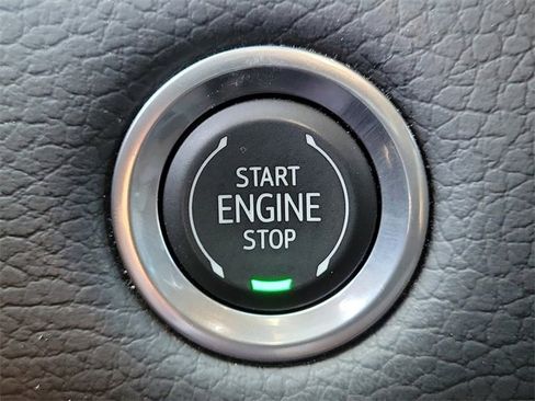 Used 2024 GMC Yukon Denali w/ Advanced Technology Package image 32