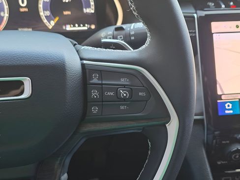 Used 2023 Jeep Grand Cherokee Limited w/ Luxury Tech Group II image 24