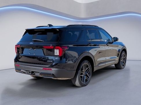 Used 2025 Ford Explorer ST-Line w/ ST-Line Street Pack image 3
