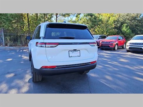New 2025 Jeep Grand Cherokee Altitude image 31