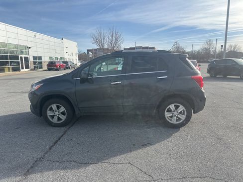 Used 2017 Chevrolet Trax LT w/ LT Convenience Package image 8