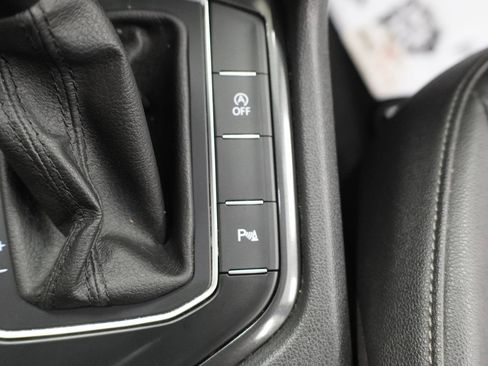 Used 2020 Volkswagen Tiguan SEL FWD image 33