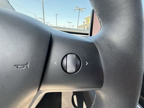 Used 2022 Tesla Model Y Long Range AWD/4WD image 30