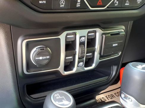 Used 2024 Jeep Wrangler Unlimited Sahara w/ Technology Group AWD/4WD image 24