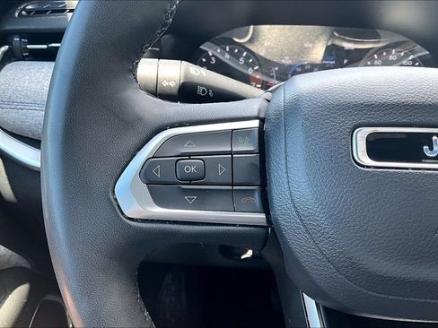 Used 2025 Jeep Compass Latitude AWD/4WD image 19