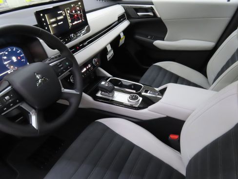New 2025 Mitsubishi Outlander SE image 21