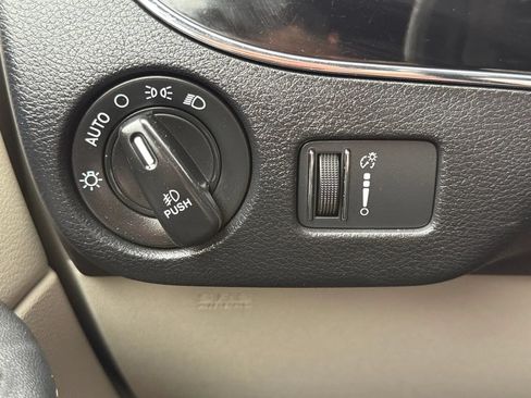 Used 2019 Dodge Grand Caravan SXT FWD image 38