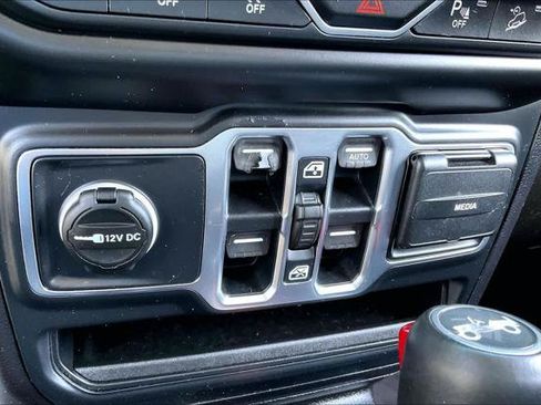 Certified 2018 Jeep Wrangler Unlimited Sahara AWD/4WD image 31