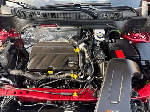 Used 2025 Chevrolet Trax LT FWD image 31