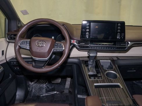 Used 2022 Toyota Sienna Platinum image 2