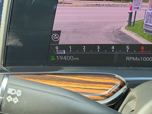 Used 2024 Cadillac Escalade Premium Luxury image 32