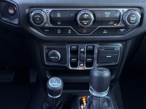 New 2025 Jeep Gladiator Sport image 16