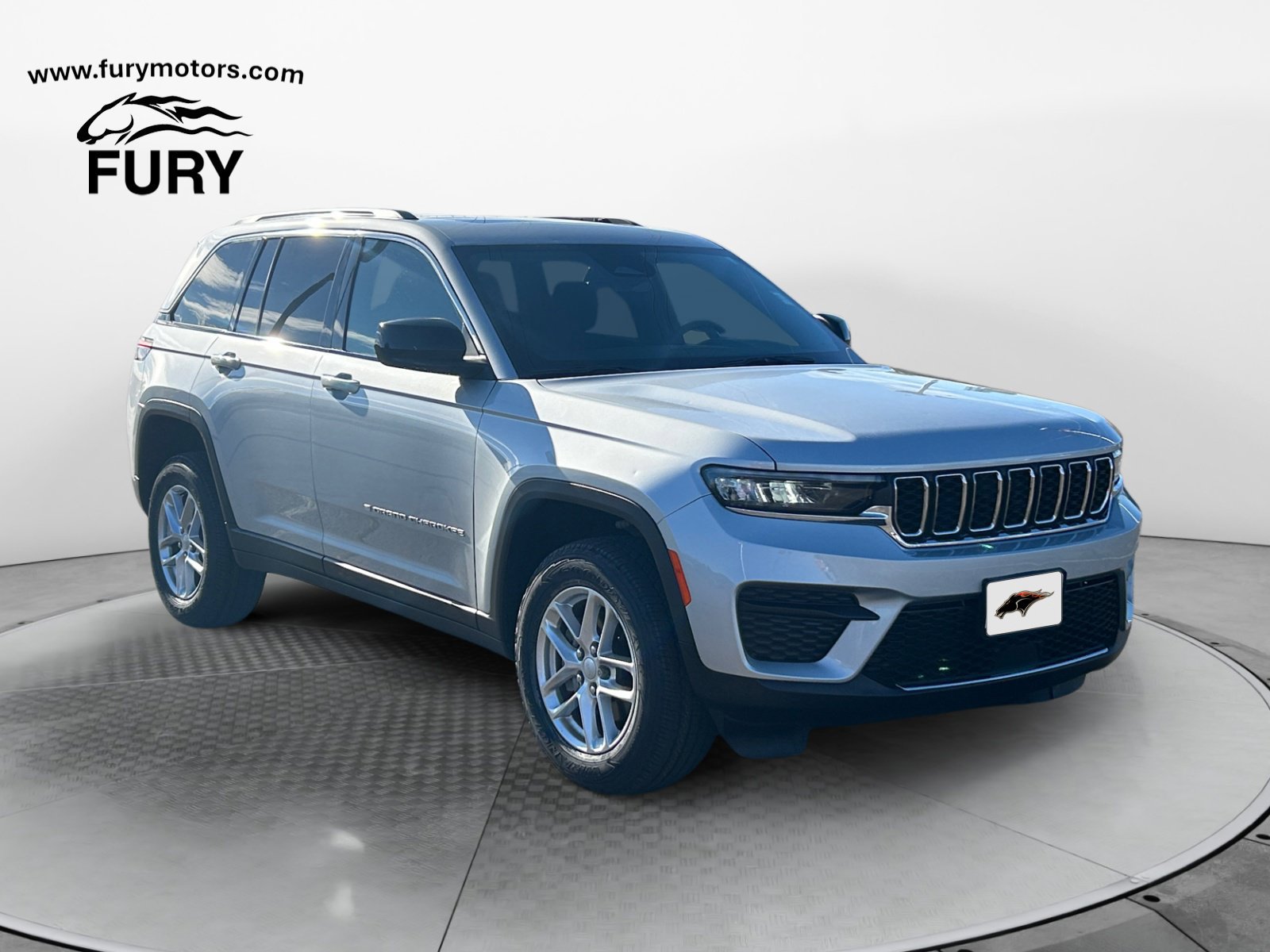 Used 2025 Jeep Grand Cherokee Laredo X w/ Luxury Tech Group I AWD/4WD image 1