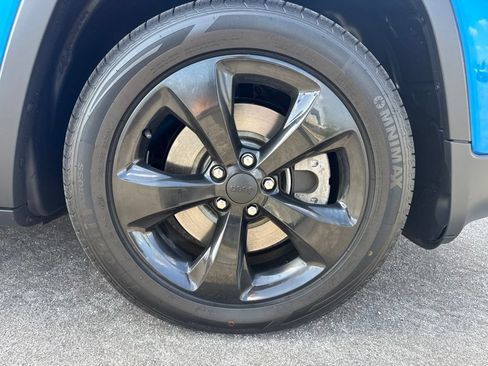 Used 2017 Jeep Cherokee Sport FWD image 4
