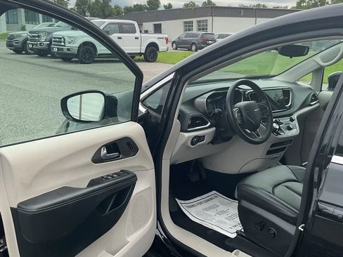 Used 2024 Chrysler Pacifica Touring-L FWD image 9