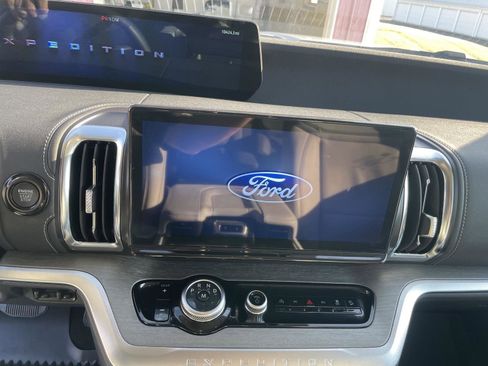 Used 2025 Ford Expedition Platinum image 14