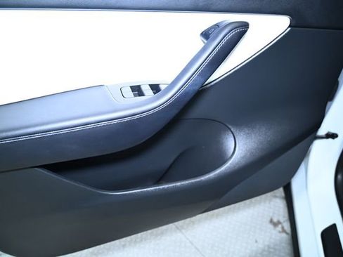 Used 2022 Tesla Model Y Long Range image 25