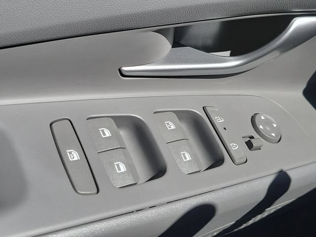 Certified 2025 Hyundai Elantra SEL FWD image 17