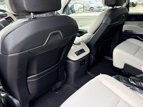 New 2026 Lincoln Navigator Premiere AWD/4WD image 17