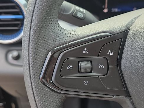 Used 2025 Chevrolet Trax LT FWD image 17