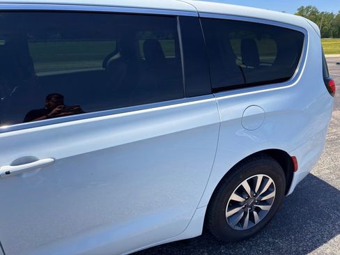Used 2023 Chrysler Pacifica Touring-L FWD image 14