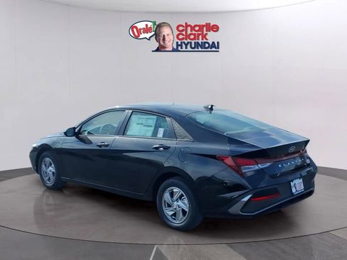 New 2026 Hyundai Elantra SE FWD image 3